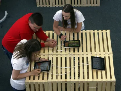 Stroka že dlje časa opozarja na to, da je branje z zaslonov bolj utrujajoče, tako kognitivno kot vizualno, kot branje s papirja.&nbsp;