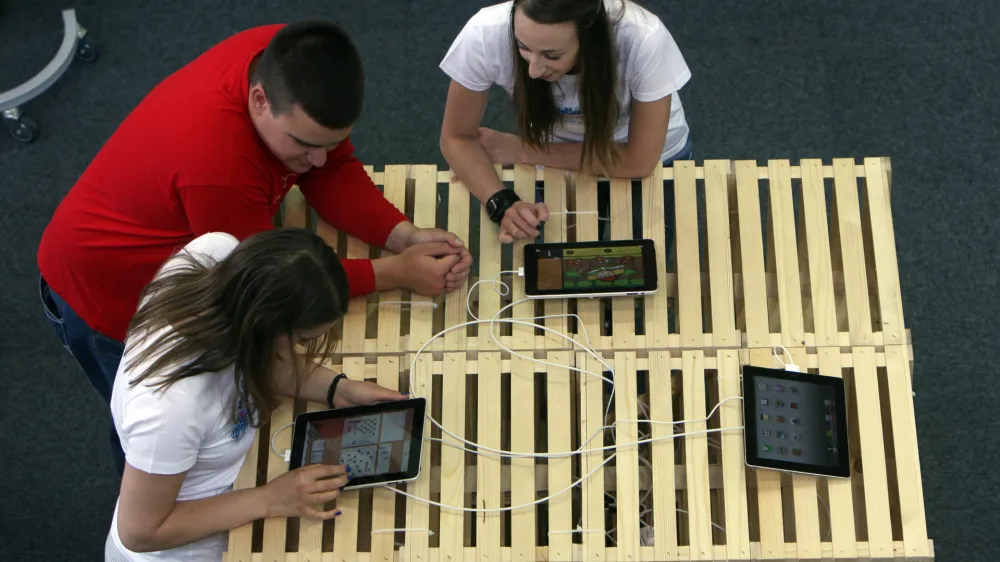 Stroka že dlje časa opozarja na to, da je branje z zaslonov bolj utrujajoče, tako kognitivno kot vizualno, kot branje s papirja.&nbsp;