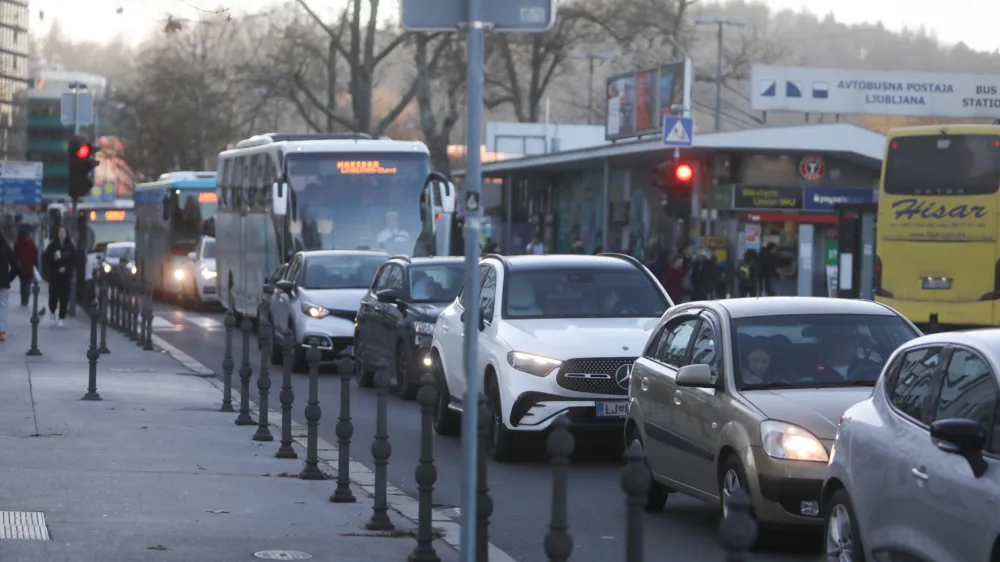 - Masarykova cesta - prometni zastoj&nbsp;- 04.01.2024 -&nbsp;popolna zapora Dunajske ceste&nbsp;v sklopu gradnje novega Potni&scaron;kega centra Ljubljana&nbsp;- delavci začeli podirati južni del nadvoza nad Dunajsko cesto&nbsp;//FOTO: Bojan Velikonja