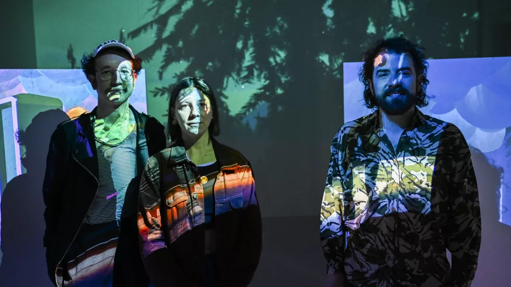 Del umetni&scaron;kega kolektiva Total Refusal Robin Klengel, Leonhard M&uuml;llner in Susanna Flock je del svoje dejavnosti predstavil v Slovenski kinoteki.