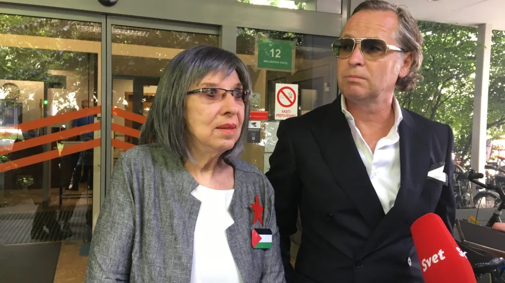 Svetlana Makarovič je na sodi&scaron;če pri&scaron;la z odvetnikom Davidom Slugo, Jožeta Možine pa ni bilo. 