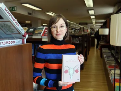 Anja Mugerli, pisateljica - dobitnica nagrade Evropske unije za književnost 2021 ob predstavitvi svoje nove knjige Pričakovanja - 14.02.2023 &ndash; Cankarjeva založba - srečanje z uredniki - predstavili Knjižni program Cankarjeve založbe 2023.//FOTO: Tomaž Skale