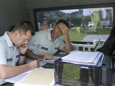 pomočnik vodje mobilne enote FURS in&scaron;pektor Du&scaron;an Bajuk (finančni preiskovalec)- gradbi&scaron;če - gradbeni delavci - delo na črno - &scaron;u&scaron;marji - 20.08.2014 - Finančna uprava Republike Slovenije - mobilna enota FURS Ljubljana na terenu - in&scaron;pekcijski nadzor nad zaposlovanjem in delom na črno posameznikov imenovanih &scaron;u&scaron;marjev - finančni preiskovalci - dacarji - cariniki  //FOTO: Jaka Gasar