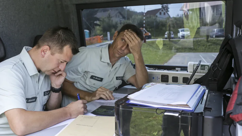 pomočnik vodje mobilne enote FURS in&scaron;pektor Du&scaron;an Bajuk (finančni preiskovalec)- gradbi&scaron;če - gradbeni delavci - delo na črno - &scaron;u&scaron;marji - 20.08.2014 - Finančna uprava Republike Slovenije - mobilna enota FURS Ljubljana na terenu - in&scaron;pekcijski nadzor nad zaposlovanjem in delom na črno posameznikov imenovanih &scaron;u&scaron;marjev - finančni preiskovalci - dacarji - cariniki  //FOTO: Jaka Gasar