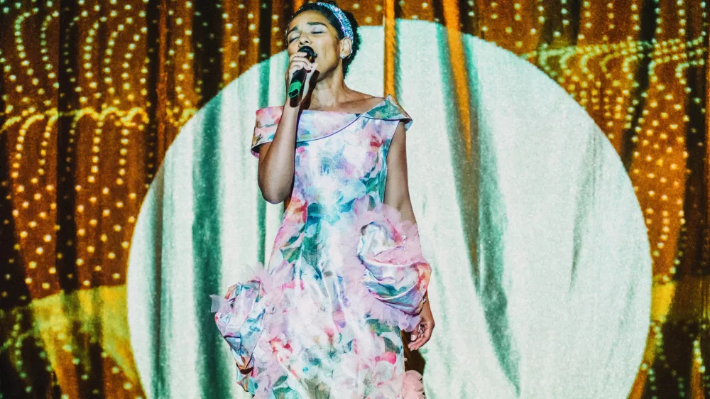 V Prepelki, posodobljeni različici Pepelke, ki v režiji Vita Tauferja prihaja na spored Slovenskega mladinskega gledali&scaron;ča, se naslovna junakinja, igra jo Irena Yebuah Tiran, skozi razne izzive dokoplje do življenjskih spoznanj, medtem ko njeni zlobni polsestri sanjarita o nami&scaron;ljenih princih. &nbsp;