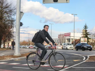06.03.2017. Trža&scaron;ka cesta v Ljubljani - Dolgi most, kolesarji - kolesarska steza - kolesarjenje foto: Bojan Velikonja