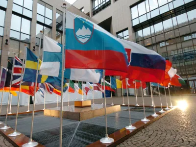 EU - zastave - evropa, Bruselj - voditelji 25 držav raz&scaron;irjene EU - vrhunsko zasedanje