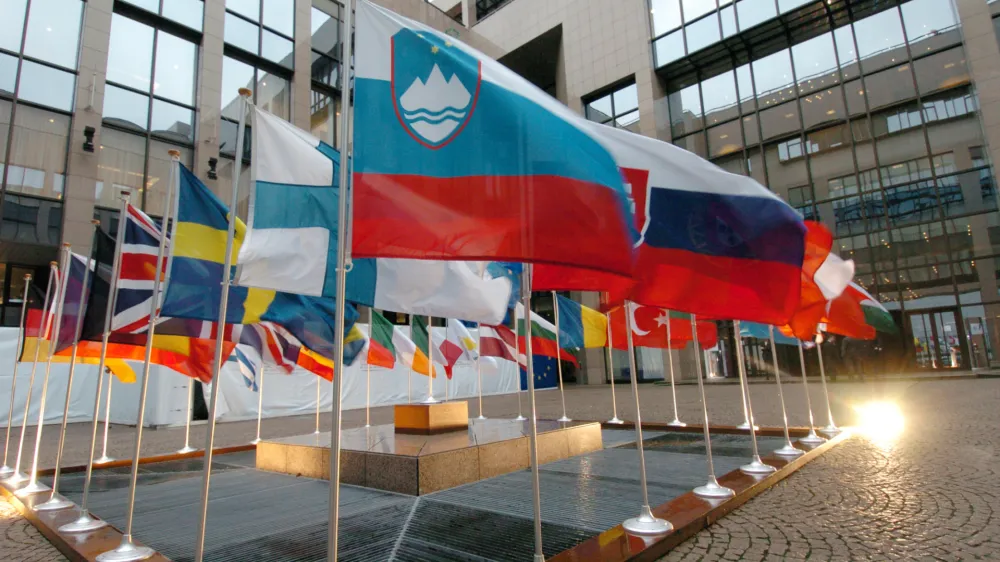 EU - zastave - evropa, Bruselj - voditelji 25 držav raz&scaron;irjene EU - vrhunsko zasedanje