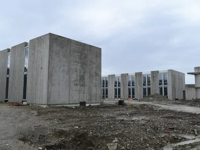 Novi zapor bo sestavljen iz &scaron;tevilnih zaprtih modulov, ki so skorajda zapor v zaporu - vsak ima svojo jedilnico, dvori&scaron;če in skupne prostore. Kot je vidno iz slike celice ne bodo imele re&scaron;etk ampak vanrostno steklo.