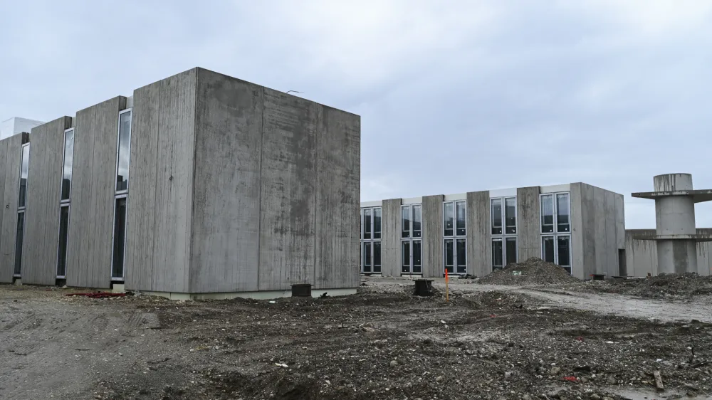 Novi zapor bo sestavljen iz &scaron;tevilnih zaprtih modulov, ki so skorajda zapor v zaporu - vsak ima svojo jedilnico, dvori&scaron;če in skupne prostore. Kot je vidno iz slike celice ne bodo imele re&scaron;etk ampak vanrostno steklo.