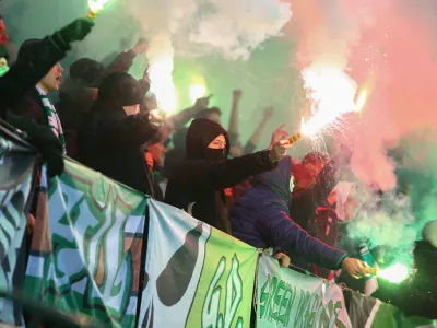navija&scaron;ka skupina Green Dragons, navijači - izgredi - bakle - nogomet - Olimpija - Maribor, Prva liga T Slovenije, zaostala tekma 15. kroga: derbi- Nogometa&scaron;i ljubljanske Olimpije in Maribora so se v zaostali tekmi 15. kroga Prve lige TS raz&scaron;li z neodločenim izidom 2:2//FOTO: Bojan Velikonja