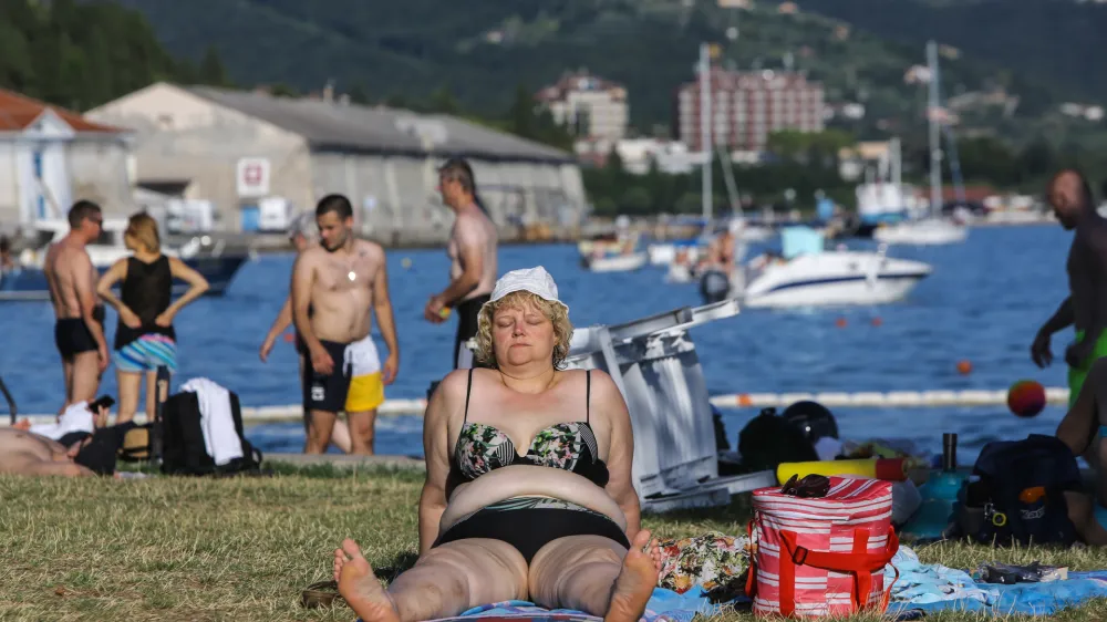 - Portorož - plaža - Piranski zaliv, kopalci  - 10.07.2017 &ndash; Poletje - reportaža na slovenski obali - poletno dopustovanje - turizem - obala  //FOTO: Jaka Gasar