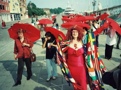 Shod rdečih dežnikov je bil del umetni&scaron;kega programa na bene&scaron;kem festivalu, kjer je Slovenijo leta 2001 zastopal Tadej Pogačar. Rdeči dežnik je od takrat globalni simbol za pravice spolnih delavcev.