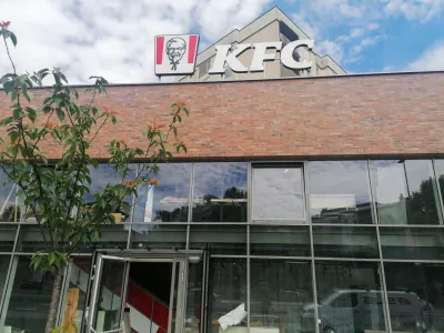 30.05.2024. Na novo postavljeni napisi KFC(Kentucky Fried chiken) ob trgovini Spar na Trža&scaron;ki cesti na Viču. FOTO: Bojan Velikonja