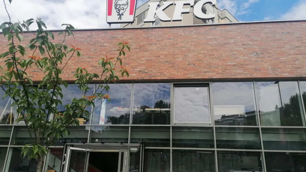 30.05.2024. Na novo postavljeni napisi KFC(Kentucky Fried chiken) ob trgovini Spar na Trža&scaron;ki cesti na Viču. FOTO: Bojan Velikonja