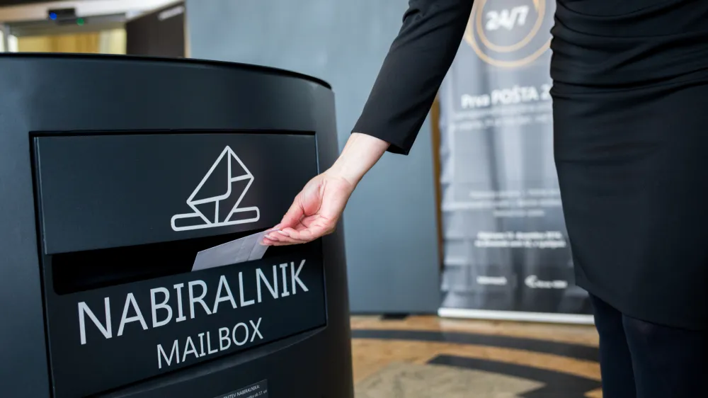 - nabiralnik - - 13.12.2016 - Samopostrežna Po&scaron;ta 24/7, Slovenska cesta 32 v Ljubljani - odprtje prve samopostrežne po&scaron;tne poslovalnice Po&scaron;ta Slovenija za nekatere po&scaron;tne, bančne in druge storitve vse dni v tednu, 24 ur na dan; //FOTO: Matjaž Ru&scaron;t