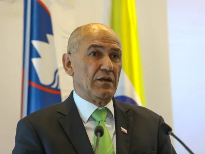 Janez Jan&scaron;a02.04.2024 - novinarske konference predsednika SDS Janeza Jan&scaron;e in evropskega poslanca Milana Zvera, na kateri bosta razkrila interne dokumente Evropske komisije v povezavi z obiskom podpredsednice Evropske komisije Vere Jourove v Sloveniji.Foto: Luka Cjuha