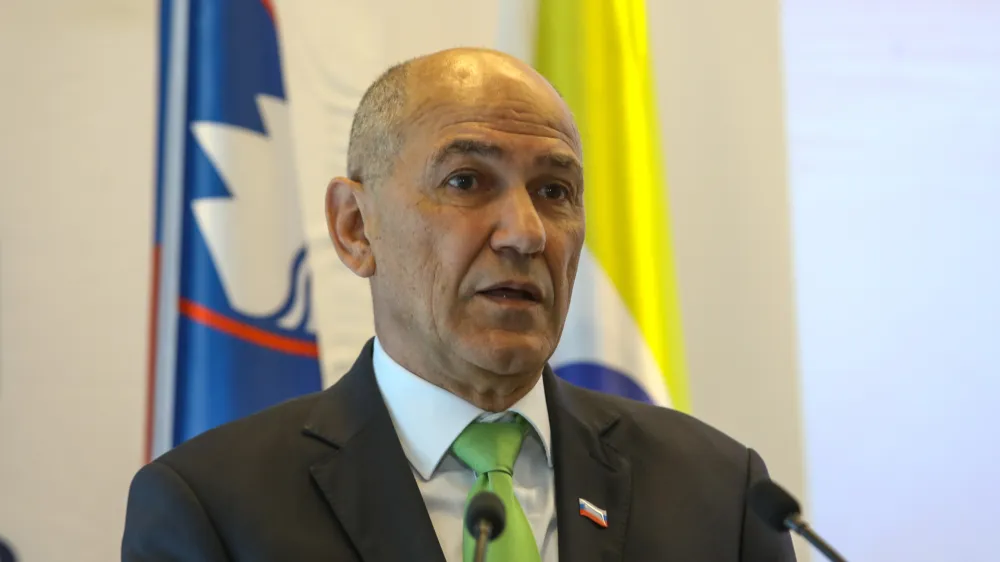 Janez Jan&scaron;a02.04.2024 - novinarske konference predsednika SDS Janeza Jan&scaron;e in evropskega poslanca Milana Zvera, na kateri bosta razkrila interne dokumente Evropske komisije v povezavi z obiskom podpredsednice Evropske komisije Vere Jourove v Sloveniji.Foto: Luka Cjuha