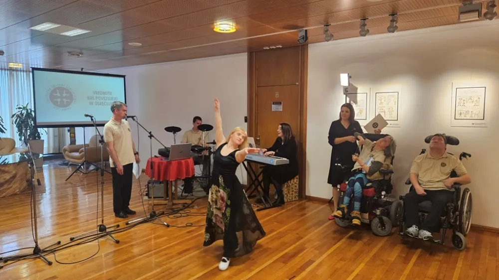 Varovanci so v predstavi uporabili različne pripovedne tehnike.&nbsp;