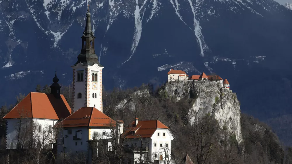 - 28.01.2022 &ndash; Bled - Blejski otok - Cerkev Marijinega vnebovzetja - Blejski grad - turizem - turistična destinacija //FOTO: Luka Cjuha.