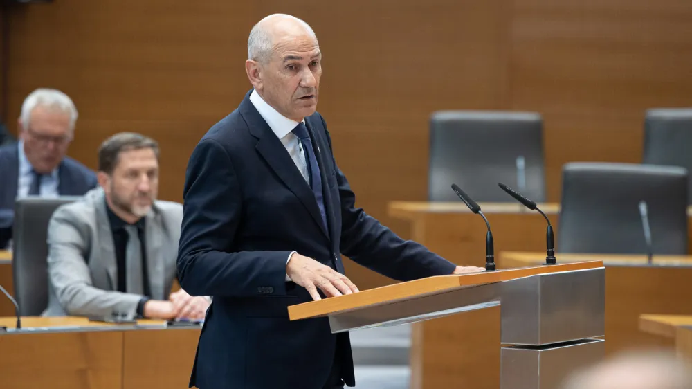 Ljubljana, Drzavni zbor.Izredna seja DZ, na kateri so na zahtevo poslanske skupine SDS obravnavali predlog priporocila vladi ob drugi obletnici delovanja.Predsednik SDS Janez Jansa.