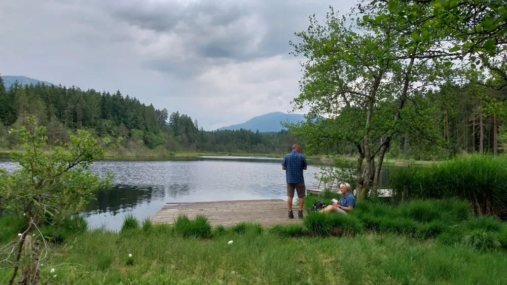 Okolica xx ponuja tudi nekaj &scaron;e nekaj skritih, manj&scaron;ih jezer, kjer se lahko prav tako osvežite v vodi. F Vesna Levičnik