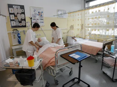 - Srednja zdravstvena &scaron;ola v Ljubljani, Poljanska cesta 61, - izobraževanje v programih za poklic tehnik zdravstvene nege in bolničar negovalec - simbolična fotografija - zdravstvo - medicinske sestre - starej&scaron;i - uppookjenci - onemogli - nega - oskrba - - Informativni dnevi 2015 - informativni dan na fakultetah in srednjih &scaron;olah za bodoče &scaron;tudente in dijake - izobraževanje - &scaron;olstvo - &scaron;tudij - dijaki - &scaron;tudenti - //FOTO: Tomaž Skale