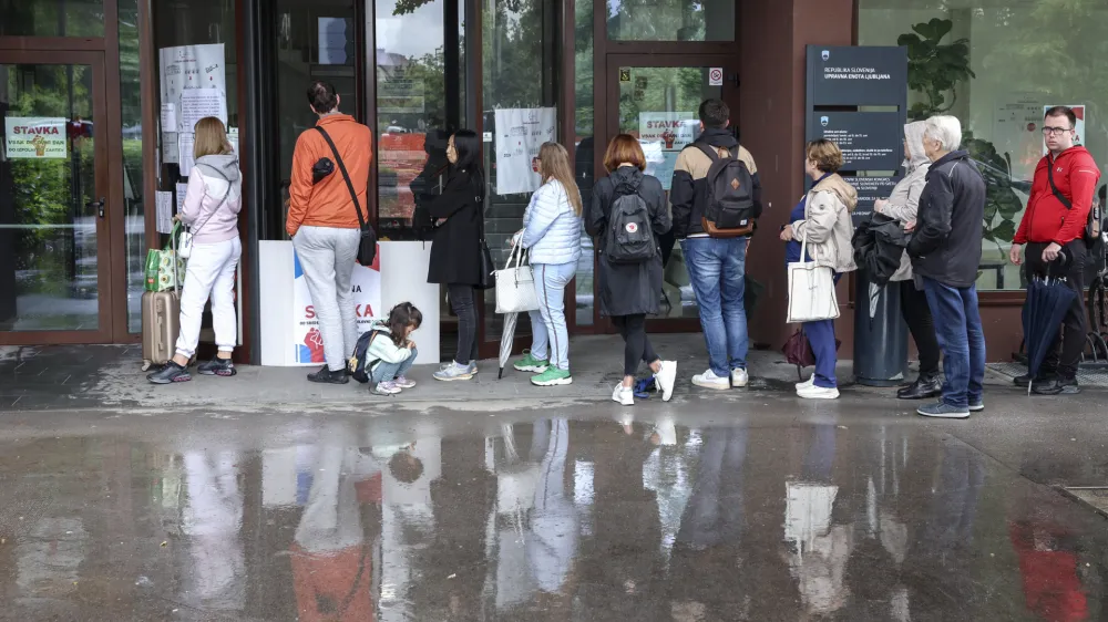 Že včeraj, ko je &scaron;e veljal dogovorjeni termin za upravno enoto, so morale stranke čakati na dežju tudi po eno uro, da so lahko stopile do okenca.&nbsp;