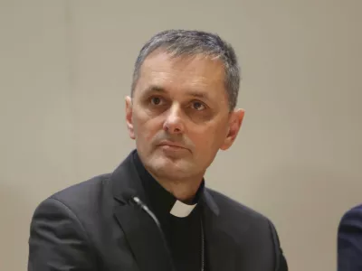 novome&scaron;ki &scaron;kof in predsednik Slovenske &scaron;kofovske konference Andrej Saje- 19.12.2023 &ndash; Islamski kulturni center IVKC Ljubljana - predstavili medversko izjavo proti uvajanju samomora s pomočjo v slovensko zakonodajo; //FOTO: Tomaž Skale