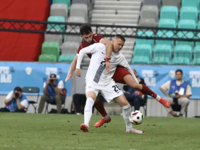 Josip Iličić (v beli majici) je z izjemno potezo po le treh minutah na igri&scaron;ču dosegel gol, ki je prinesel zmago Sloveniji.&nbsp;