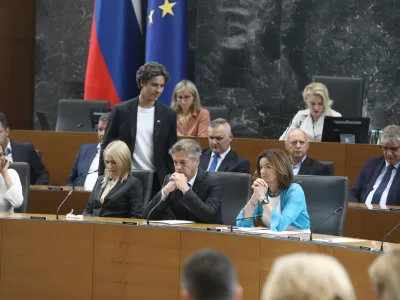 SDS je tik pred začetkom včeraj&scaron;nje izredne seje DZ umaknila v ponedeljek vloženi predlog za posvetovalni referendum o priznanju Palestine &ndash; in med sejo vložila novega. Koalicija je kljub temu Palestino pozno zvečer priznala.&nbsp;