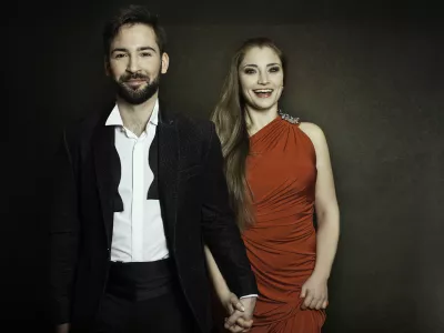 Violončelistka Maru&scaron;a Turjak Bogataj in njen brat, violinist Matjaž Bogataj, bosta nocoj solista s Simfoniki RTV Slovenija v Gallusovi dvorani Cankarjevega doma. &nbsp;