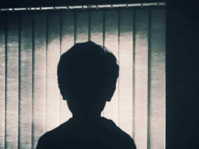 Enajstletni deček iz ene od gorenjskih &scaron;ol naj bi oktobra lani v &scaron;oli v naravi spolno napadel so&scaron;olca. Ta se je po pol leta zaupal svojemu očetu. Fotografija je simbolična.&nbsp;