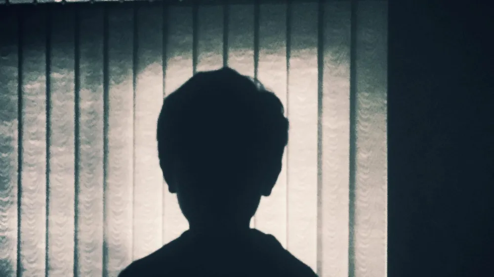 Enajstletni deček iz ene od gorenjskih &scaron;ol naj bi oktobra lani v &scaron;oli v naravi spolno napadel so&scaron;olca. Ta se je po pol leta zaupal svojemu očetu. Fotografija je simbolična.&nbsp;