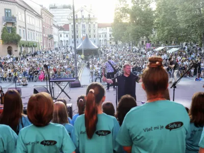 Emir Ju&scaron;ič- 08.06.2022 &ndash; 14. Festival Junij v Ljubljani 2022 - otvoritveni koncert &scaron;olskih glasbenih skupin in dobrodelni koncert rock mulčkov z gosti na Kongresnem trgu //FOTO: Jaka Gasar