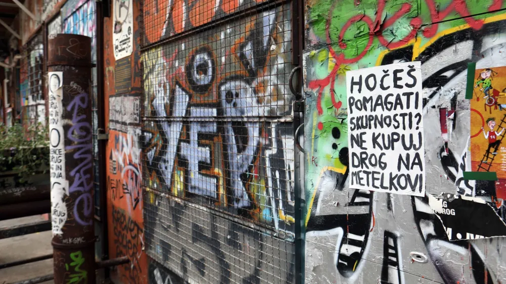 - Metelkova ulica - grafiti- 03.10.2023 - Zasvojenost s prepovedanimi drogami v Ljubljani &ndash; zbirali&scaron;če odvisnikov od drog- narkomani - //FOTO: Tomaž SkaleOPOMBA &ndash; DNEVNIKOV OBJEKTIV &ndash; REPORTAŽA 2023 - 