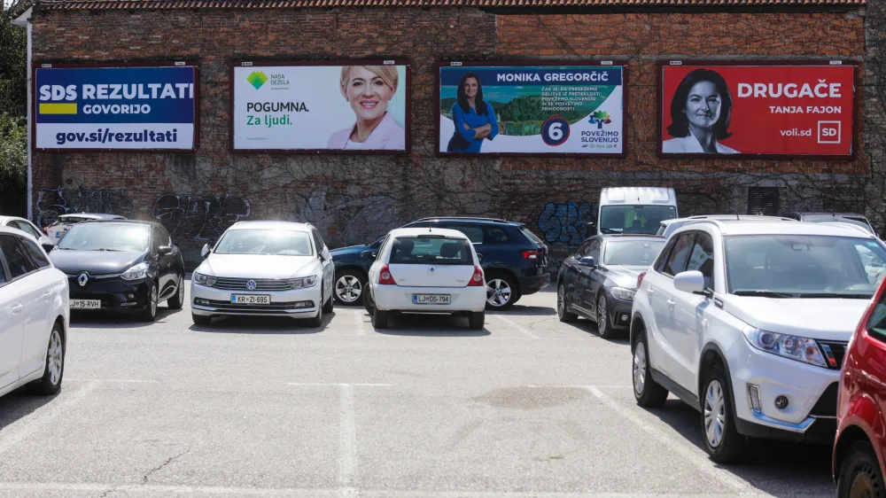 Plakati SDS, Na&scaron;a dežela (Aleksandra Pivec), Povežimo Slovenijo (Monika Gregorič), SD (Tanja Fajon)- 11.04.2022 - Parlamentarne volitve 2022 - Volitve devetega sklica Državnega zbora Republike Slovenije - predvolilni plakati - //FOTO: Bojan Velikonja
