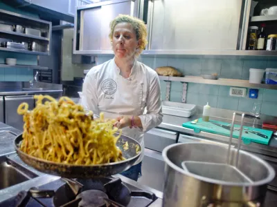 Ana Ro&scaron;, najbolj&scaron;a slovenska profesionalna kuharica - &scaron;efinja kuhinje v restavraciji Hi&scaron;a Franko v Kobaridu, prva ženska povabljena v vrhunsko ekipo kuharjev z vsega sveta.//FOTO: Tomaž Zajel&scaron;nik