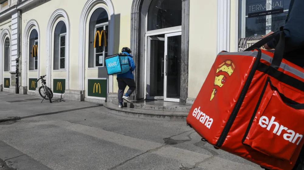 dostava hrane na dom Wolt in Ehrana - McDonald's na železni&scaron;ki postaji v Ljubljani - 18.03.2020 &ndash; Mestni utip Ljubljane - Koronavirus COVID-19 v Sloveniji &ndash; epidemija &ndash; zaustavltev javnega in družabnega življenja &ndash; samoizolacija - zaprte &scaron;ole, vrtci in gostinski lokali ter ustavljen javni, potni&scaron;ki in železni&scaron;ki promet ter prepoved opravljanja zračnih prevozov v Sloveniji.. //FOTO: Luka Cjuha