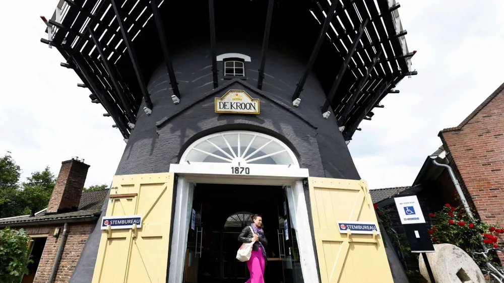 Nizozemci so v četrtek prvi izmerili, kam piha evropski veter. Prebivalka Arnheima odhaja z voli&scaron;ča v mlinu. &nbsp;