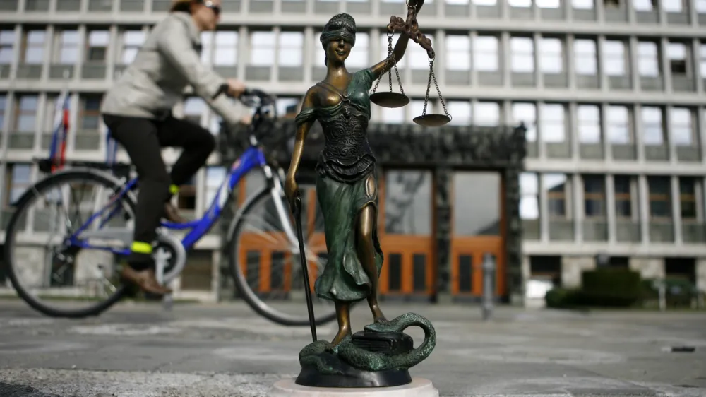 - ilustrativna fotografija - parlament - državni zbor - tožilstvo - pravo - pravičnost - pravosodje - pravica - pravni sistem - kipec boginja pravde Justicija - tehtanje resnice - tehtnica in meč- tematska fotografija - poseg politike v sodstvo//FOTO: Bojan Velikonja