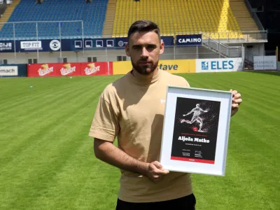Aljo&scaron;a Matko, igralec sezone po izboru Dnevnika, je nogometno dozorel: V Celju sem pri&scaron;el do točke, ko znova uživam v nogometu. V dosedanji karieri ni &scaron;lo vse po načrtih, a sem dokazal, da sem borec na igri&scaron;ču in v življenju. Ko ne gre, se borim in na koncu sem nagrajen.&nbsp;