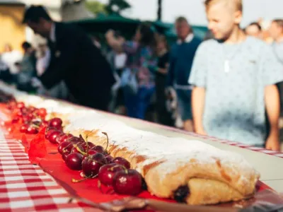 V Lovranu ne zamudite 10-metrskega če&scaron;njevega zavitka. F TZ Lovran