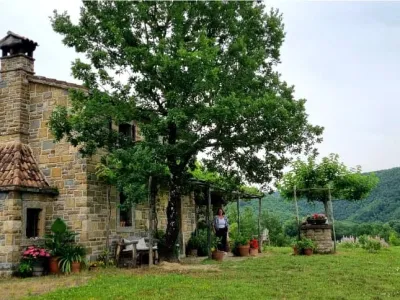 Zeli&scaron;čna posest Bonistra - z gostiteljico Jano se boste podali med cvetočo in di&scaron;ečo lavando. Skupaj bomo nabrali cvetove za destilacijo ter o njej spoznali pridobivanje hidrolatov in eteričnih olj. Obisk vas ne bo pustil ravnodu&scaron;ne. Tudi polje smilja že počasi odpira svoje popke.