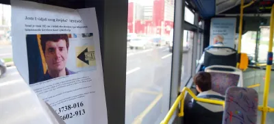 Tako so leta 2011, ko je izginili, po Zagrebu iskali pogrešanega Seada Kukuruzovića. Letak je prilepljen na okno mestnega avtobusa.  