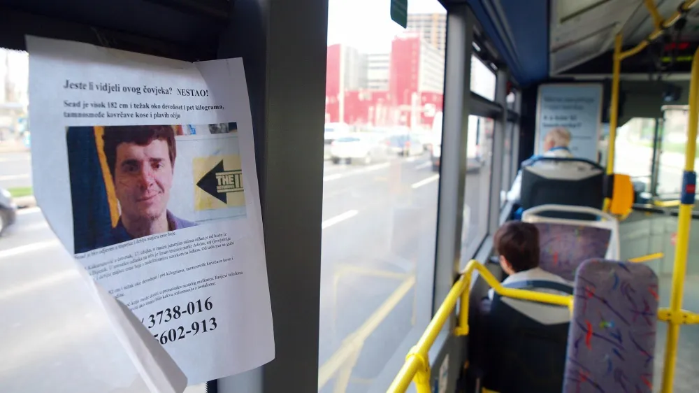 Tako so leta 2011, ko je izginili, po Zagrebu iskali pogre&scaron;anega Seada Kukuruzovića. Letak je prilepljen na okno mestnega avtobusa.  
