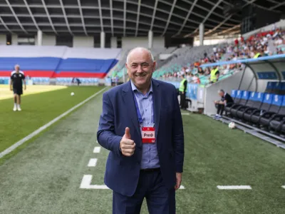 Predsednik NZS in nekdanji nogometni sodnik Radenko Mijatović: Slovenski sodniki so v Evropi zelo spo&scaron;tovani. Marsikatera države pokliče in želi imeti za odločilne tekme slovenske sodnike, ki so zelo dobri. Vedno bo pri&scaron;lo tudi napak. V mojih dveh mandatih sta dva slovenska sodnika, Damir Skomina in Slavko Vinčić, sodila finale lige prvakov in bila na svetovnih ter evropskih prvenstvih. To je zelo dobra referenca tudi za tiste, ki izobražujejo slovenske sodnike.&nbsp;