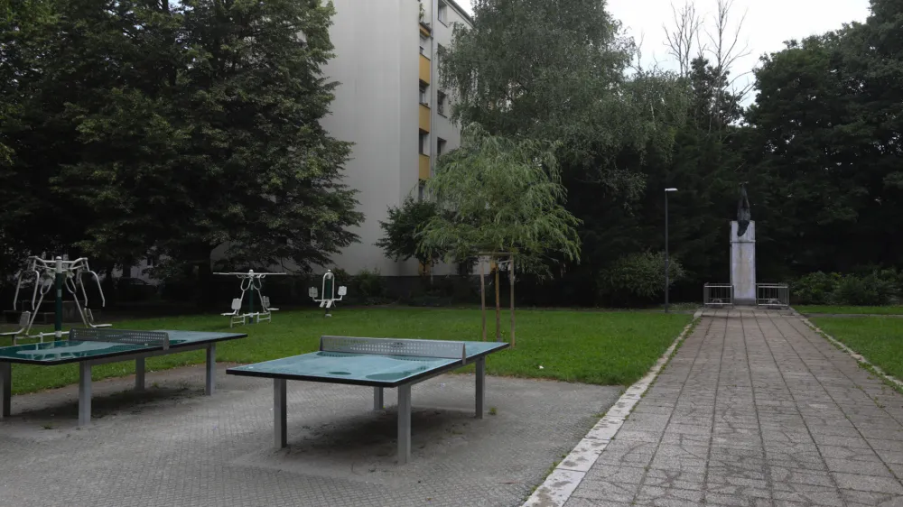 Komisija za poimenovanje naselij in ulic je ljubljanskemu mestnemu svetu predlagala, da se park na Prulah poimenuje po Adi &Scaron;kerl in njeni partnerici Sonji Plaskan.&nbsp;