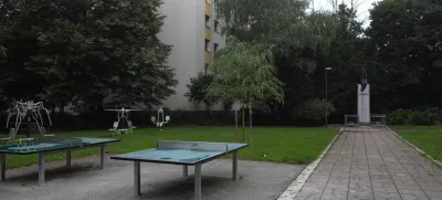 Komisija za poimenovanje naselij in ulic je ljubljanskemu mestnemu svetu predlagala, da se park na Prulah poimenuje po Adi Škerl in njeni partnerici Sonji Plaskan. 