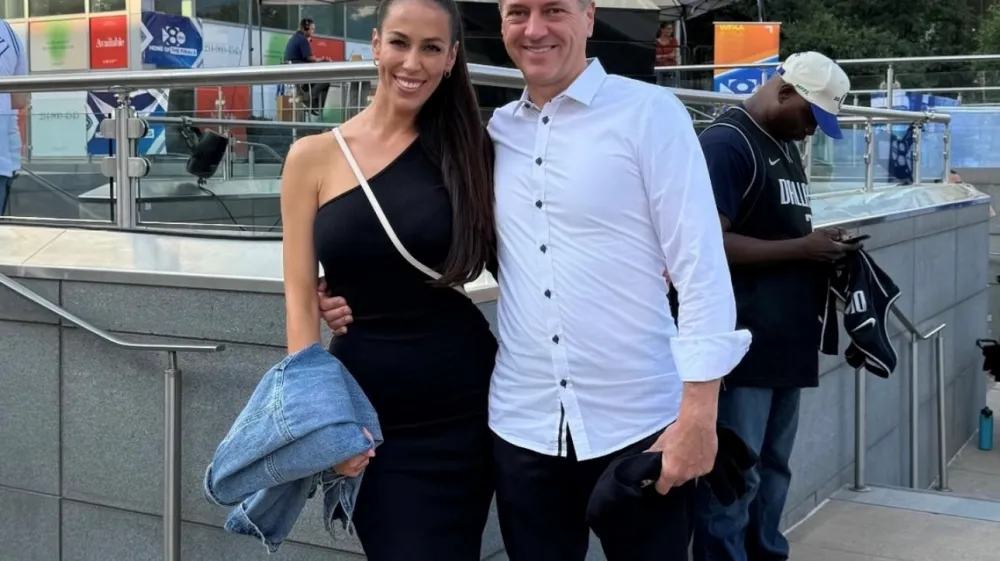Tina Gaber in Robert Golob sta obiskala Dallas in si ogledala tekmo Luke Dončića. F instagram
